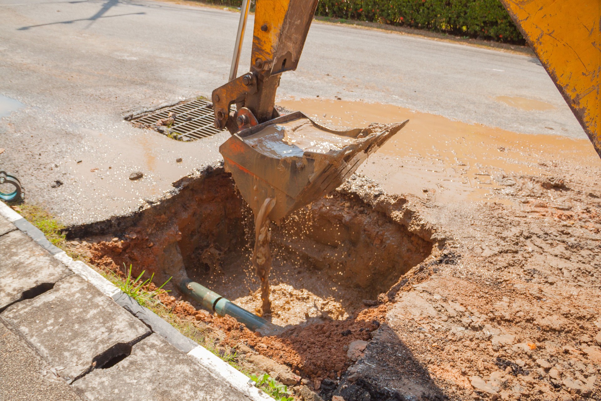 Excavator working on the Repair of pipe water